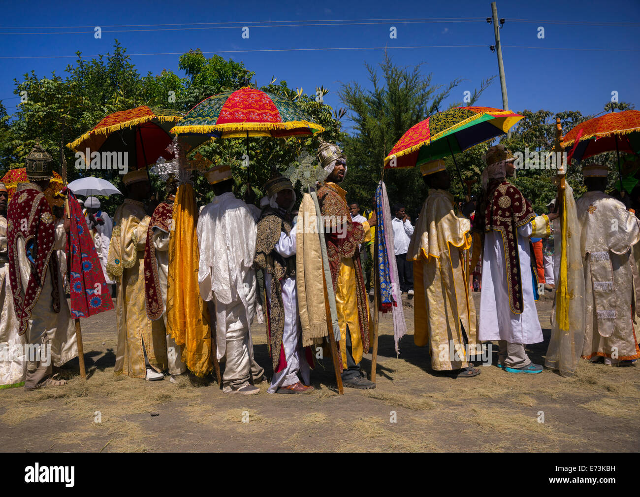 Äthiopische orthodoxe Priester Prozession feiert das bunte Timkat Epiphanie Festival, Lalibela, Äthiopien Stockfoto