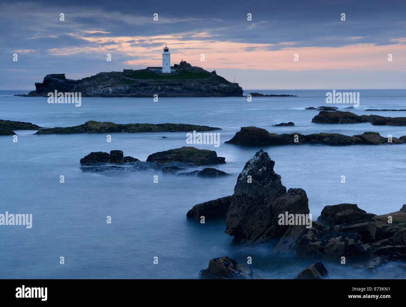 Godrevy Leuchtturm auf einer Insel vor der Nordküste von Cornwall sitzt. Stockfoto