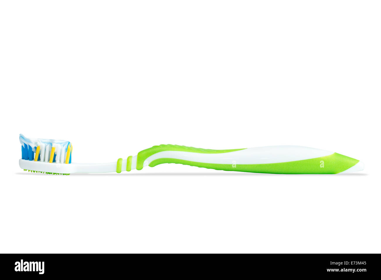 Nahaufnahme einer Zahnbürste mit Zahnpasta, isoliert auf weißem Hintergrund Stockfoto