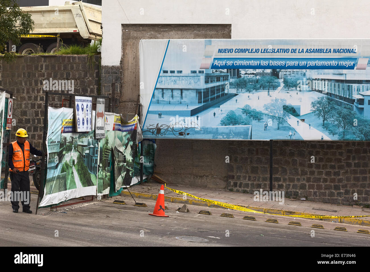 Nicht identifizierte Person am Eingang der Baustelle des neuen legislativen Complex in Quito, Ecuador Stockfoto