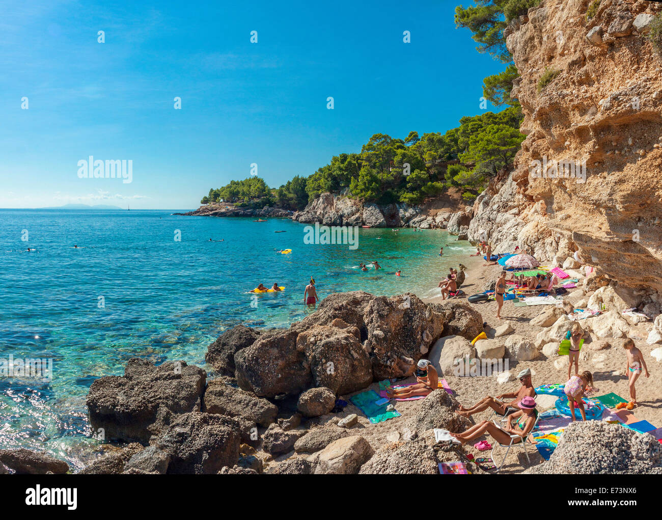 Touristen an einem Strand in Jagodna Dorf, Insel Hvar, Kroatien Stockfoto