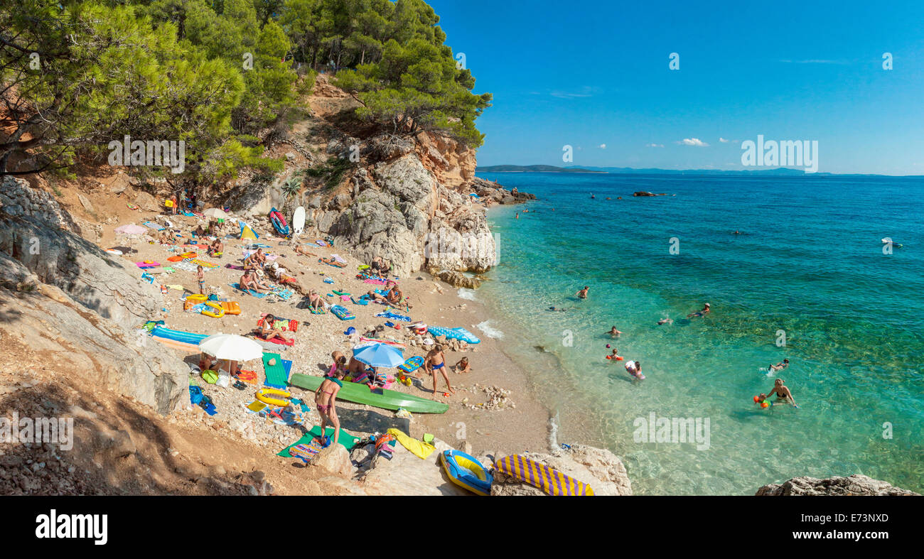 Touristen an einem Strand in Jagodna Dorf, Insel Hvar, Kroatien Stockfoto