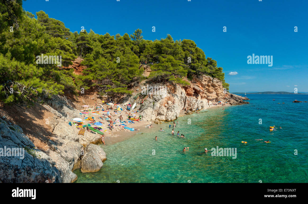 Touristen an einem Strand in Jagodna Dorf, Insel Hvar, Kroatien Stockfoto