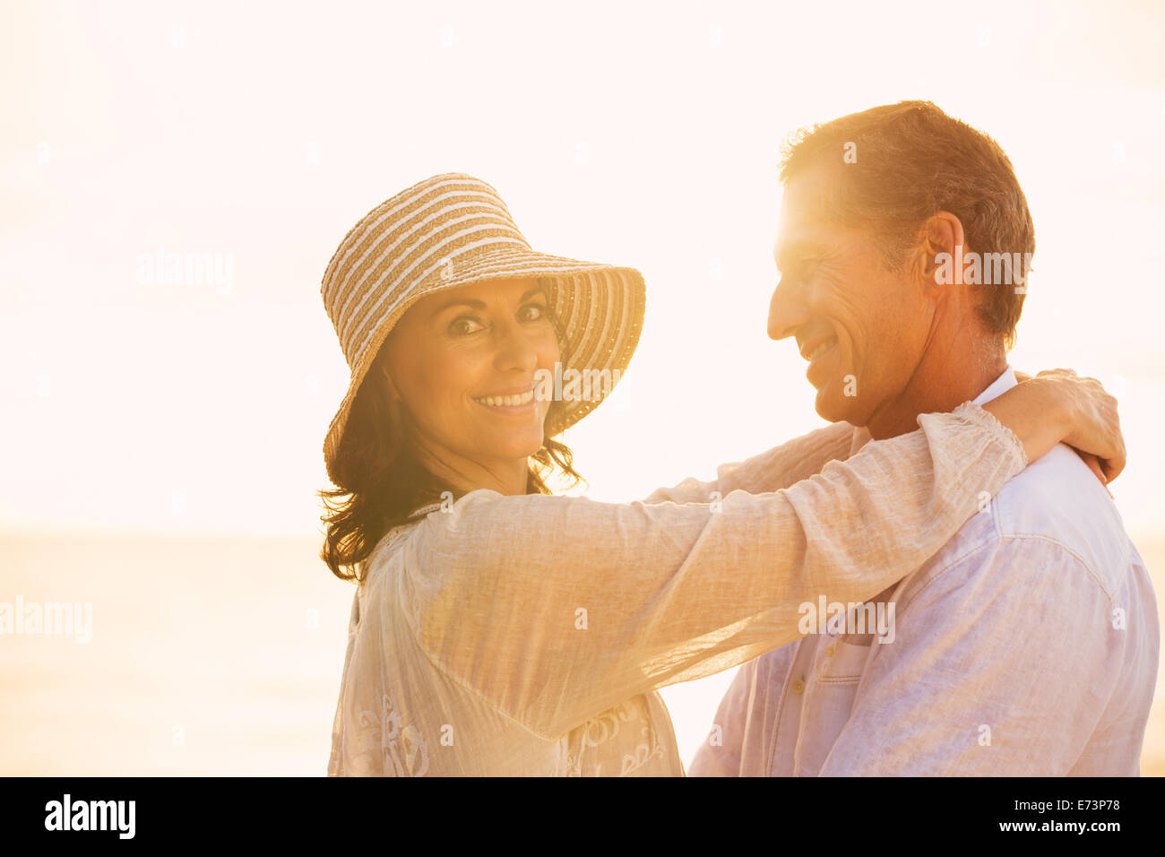 Glücklich romantische älteres Paar in Liebe am Strand bei Sonnenuntergang Stockfoto