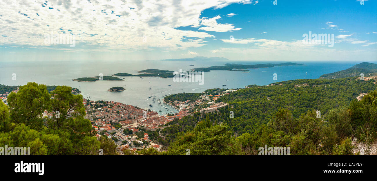 Stadt Hvar und Pakleni Inseln Blick vom napoleonischen Fort, Insel Hvar, Kroatien Stockfoto