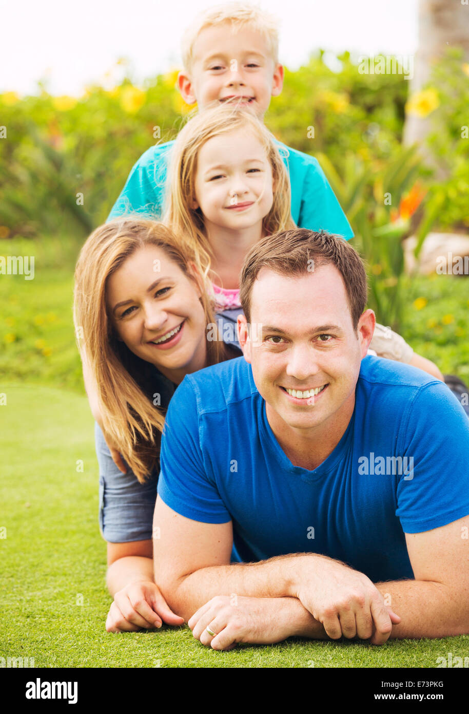 Glückliche Familie draußen auf dem Rasen Stockfoto