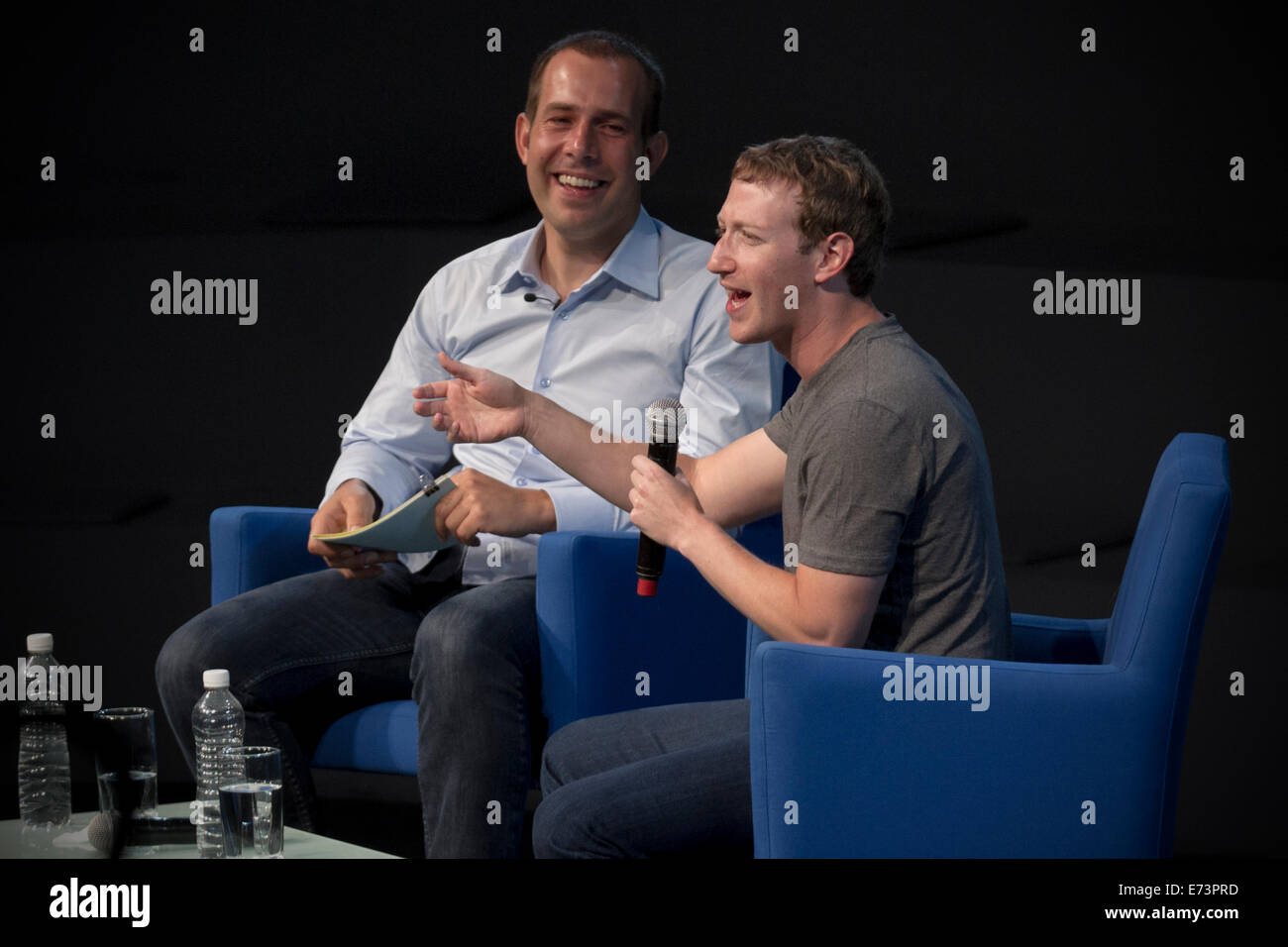 Mexico City, Mexiko. 5. Sep, 2014. US-amerikanischer Programmierer und Internet Unternehmer, Mark Zuckerberg (R), beteiligt sich an der Mexiko XXI Jahrhundert Forum, organisiert von TELMEX-Stiftung, im Auditorio Nacional in Mexiko-Stadt, Hauptstadt von Mexiko, am 5. September 2014 statt. Bildnachweis: Alejandro Ayala/Xinhua/Alamy Live-Nachrichten Stockfoto