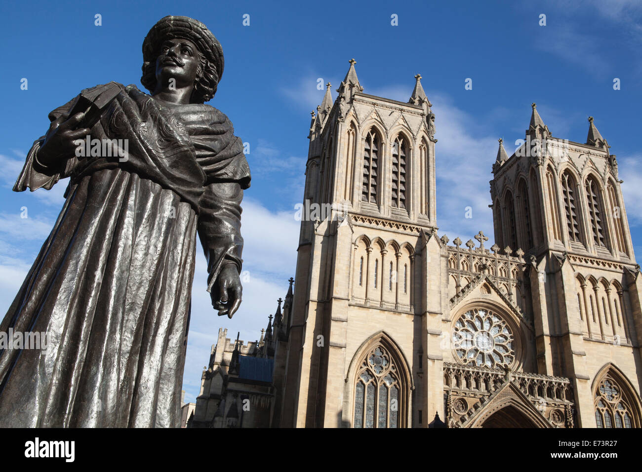 England, Bristol, Statue von Raja Ram Mohan Roy vor der Kathedrale. Stockfoto
