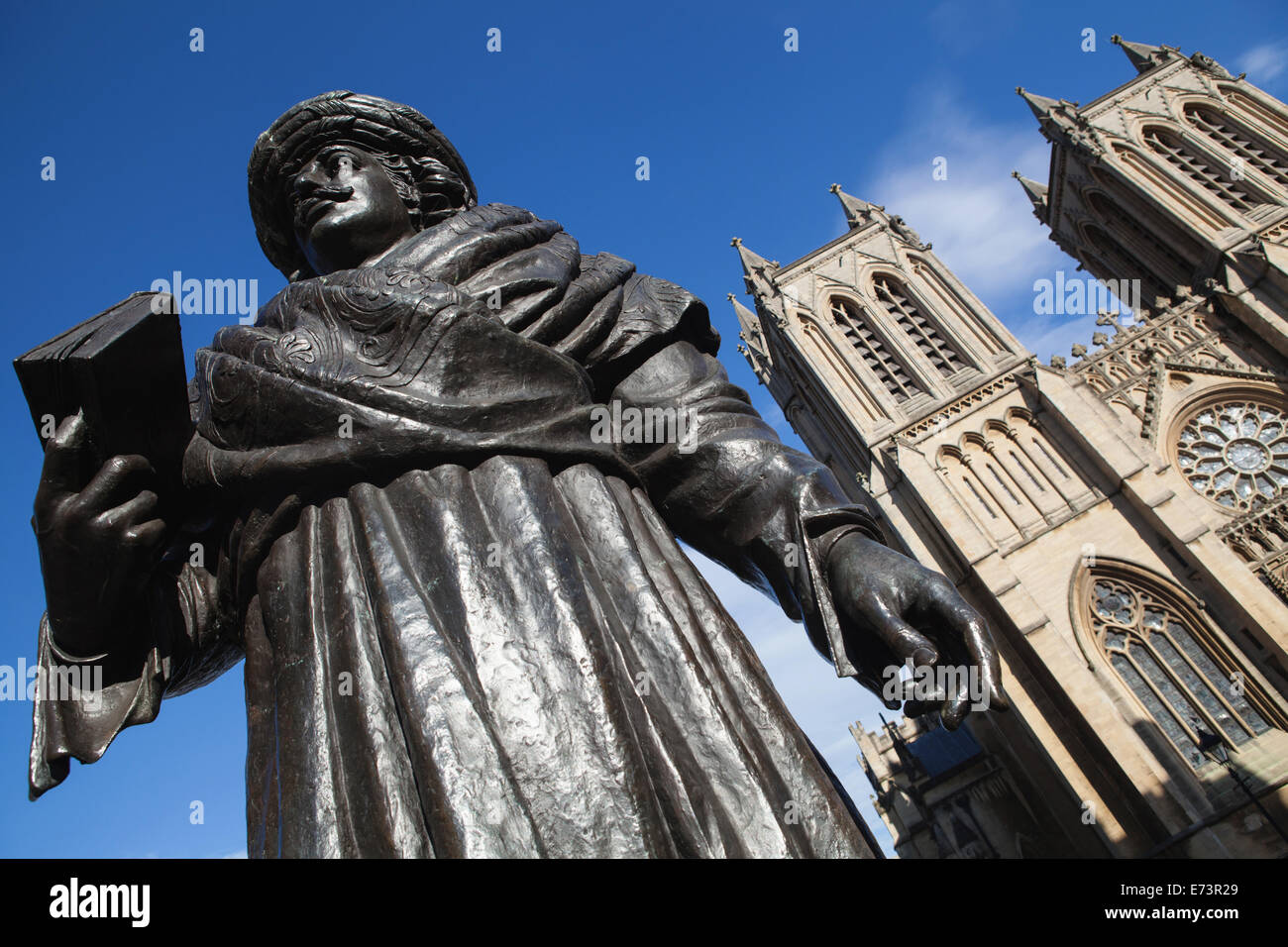 England, Bristol, Statue von Raja Ram Mohan Roy vor der Kathedrale. Stockfoto