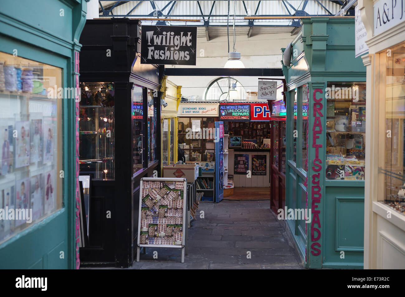 England, Bristol, Geschäfte in St. Nikolaus-Markt. Stockfoto
