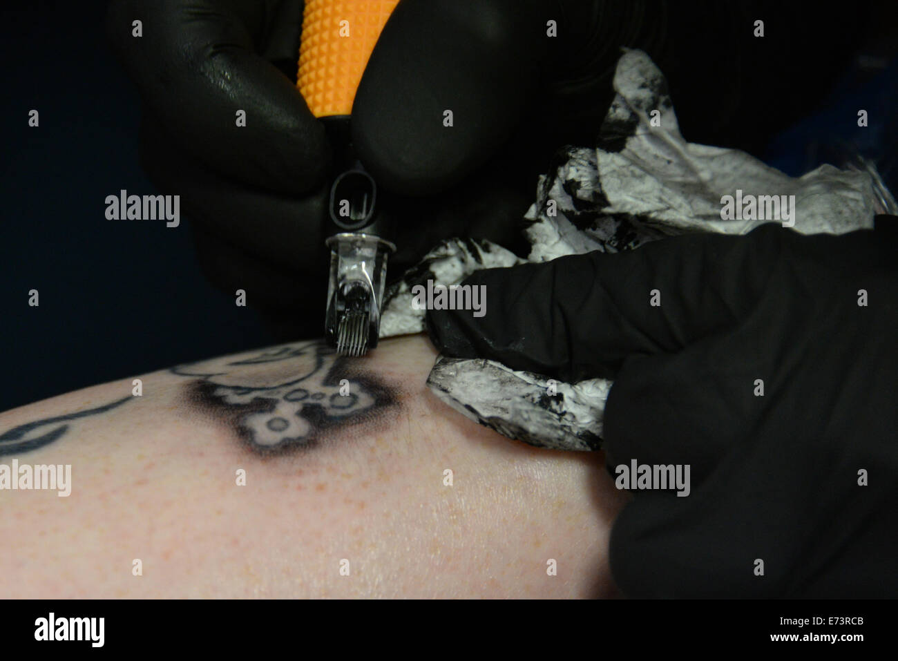 London, UK. 5. September 2014.  Ein Tattoo-Künstler "Piotrek Sohczak" tattoo ist ein Client der 2. International Deaf Tattoo Convention am St. Johns Deaf Community Centre in London. Bildnachweis: Siehe Li/Alamy Live News Stockfoto