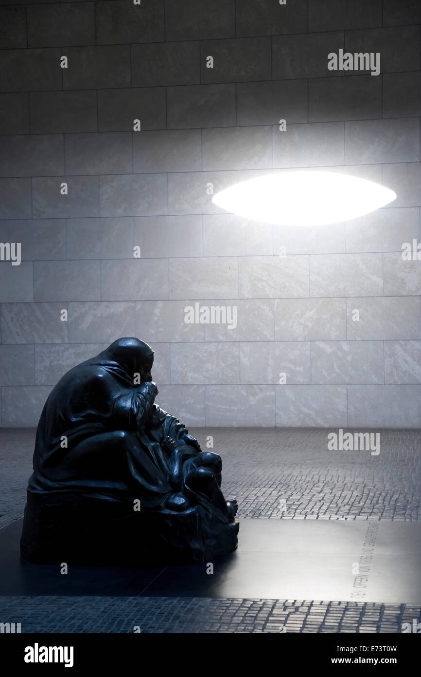 Deutschland, Berlin, Mitte, die Neue Wache, neue Wache, Krieg-Denkmal auf Unter Den Linden mit Sculture von Käthe Kollwitz Stockfoto