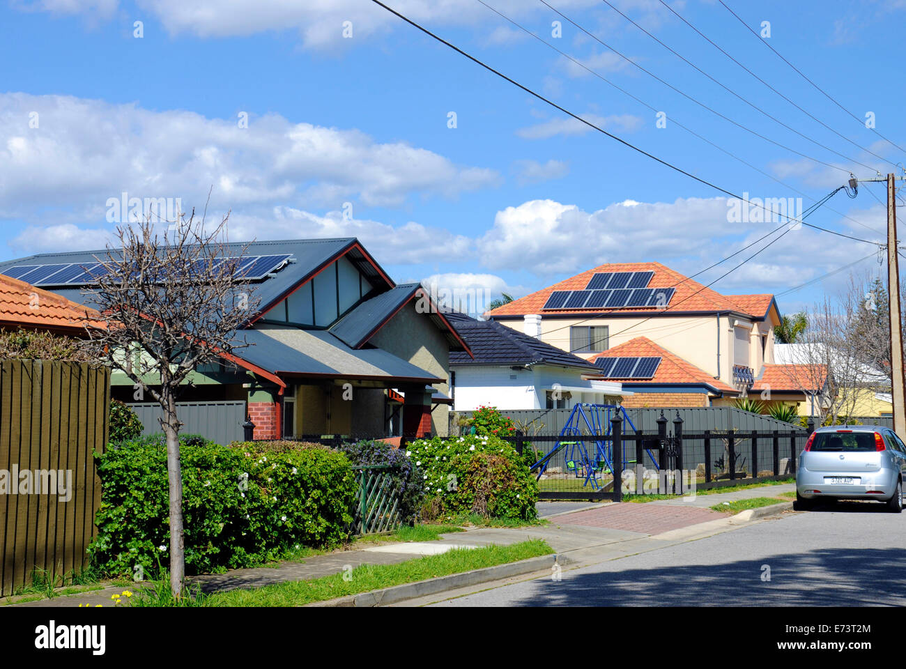 Australische Photovoltaik solar Panels auf Straße Vorstadthaus Dächer. Stockfoto