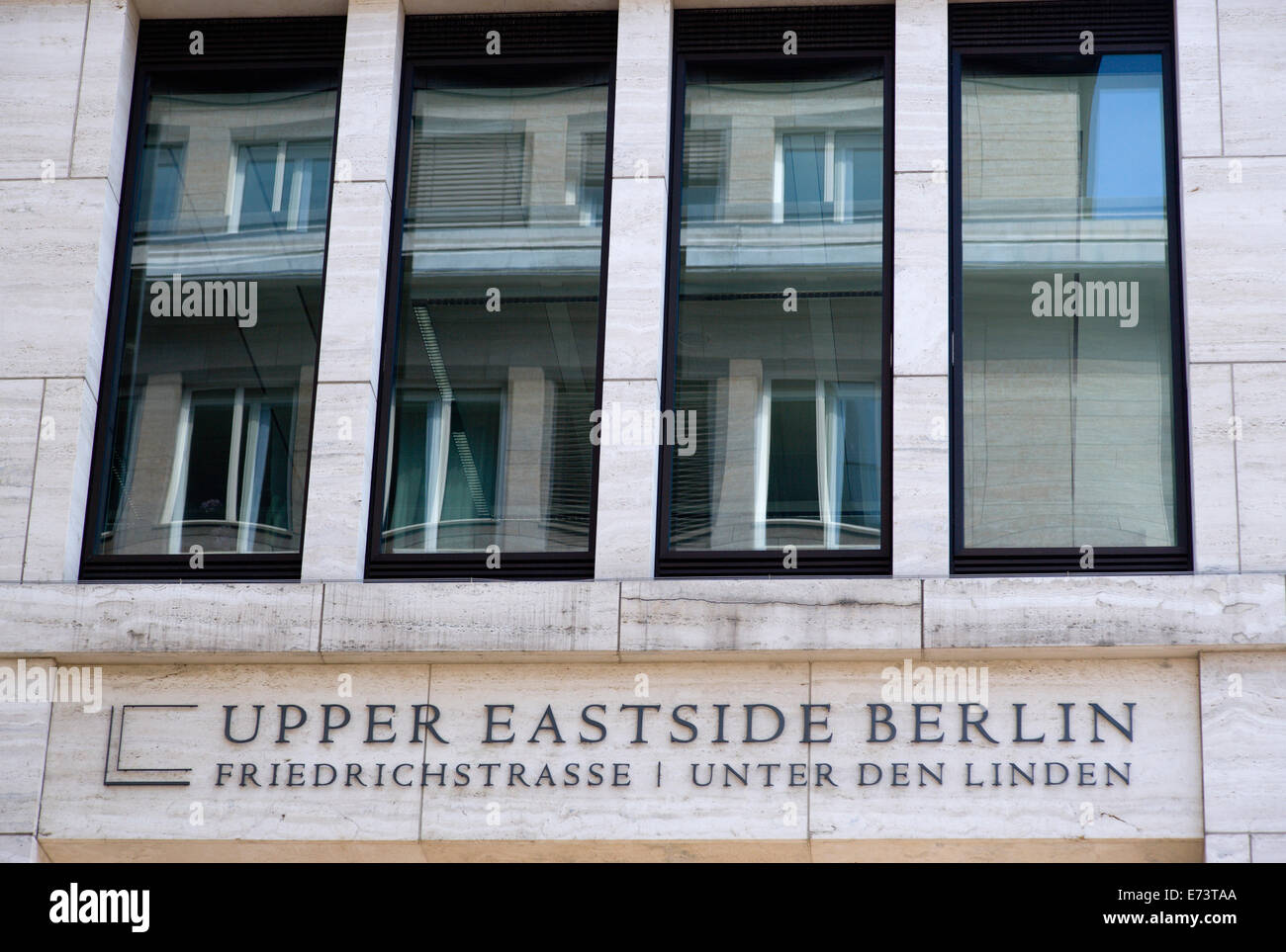 Deutschland, Berlin, Mitte, New York beeinflusst Schild mit der Aufschrift Upper Eastside Berlin auf Bebauung an Kreuzung Friedrichstraße Stockfoto