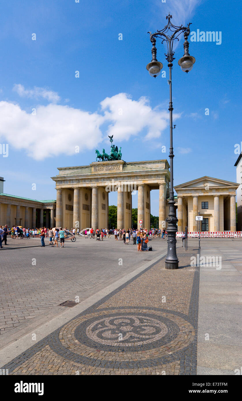 Deutschland, Berlin, Mitte, Sightseeing-Touristen am Brandenburger Tor, Brandenburger Tor am Pariser Platz zu Unter Den Linden Stockfoto