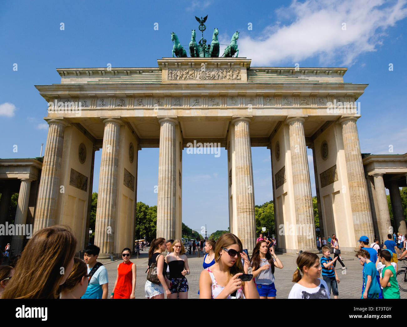 Deutschland, Berlin, Mitte, sightseeing junge Studenten am Brandenburger Tor, Brandenburger Tor am Pariser Platz von Unter Den Linden. Stockfoto