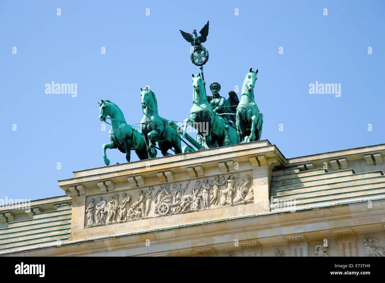 Deutschland, Berlin, Mitte, Brandenburger Tor oder Brandenburger Tor am Pariser Platz was zu Unter Den Linden und der königlichen Paläste Stockfoto