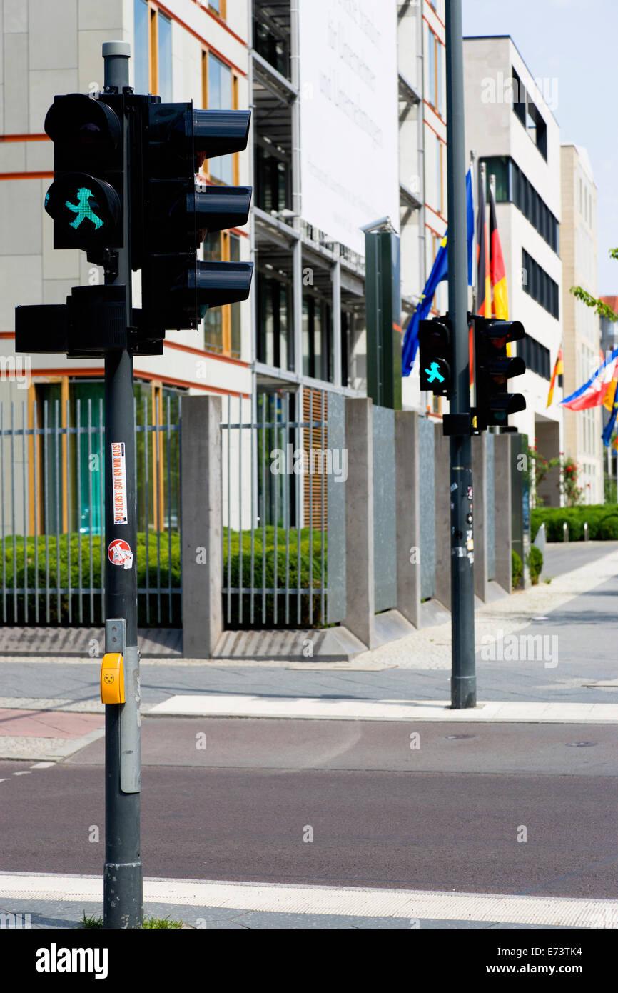 Deutschland, Berlin, Mitte, grüne Ampelmann oder nachberufliche Mann, Symbol für gehen auf der ehemaligen DDR Fußgängerampel verwendet. Stockfoto