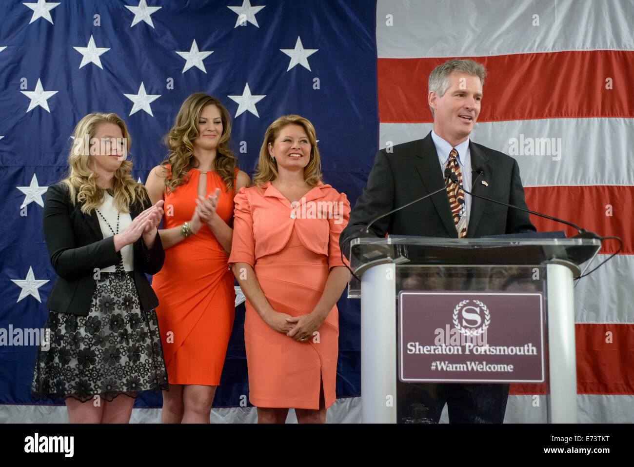 Ehemaliger Massachusetts Senator Scott Brown ist zusammen mit seiner Familie kündigt seine Kandidatur für die New Hampshire Senatssitz in P Stockfoto