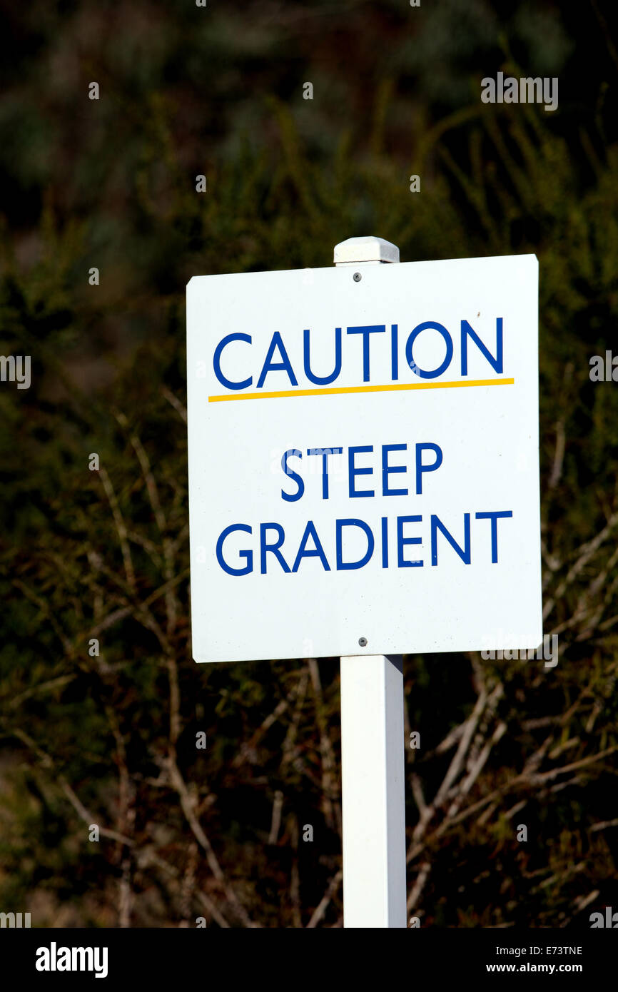 Schild mit der Aufschrift Vorsicht steilen Gradienten in Australien Stockfoto