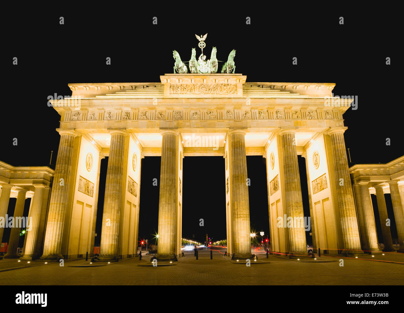 Deutschland, Berlin, Mitte, Brandenburger Tor oder Brandenburger Tor am Pariser Platz beleuchtet in der Nacht zu Unter Den Linden Stockfoto