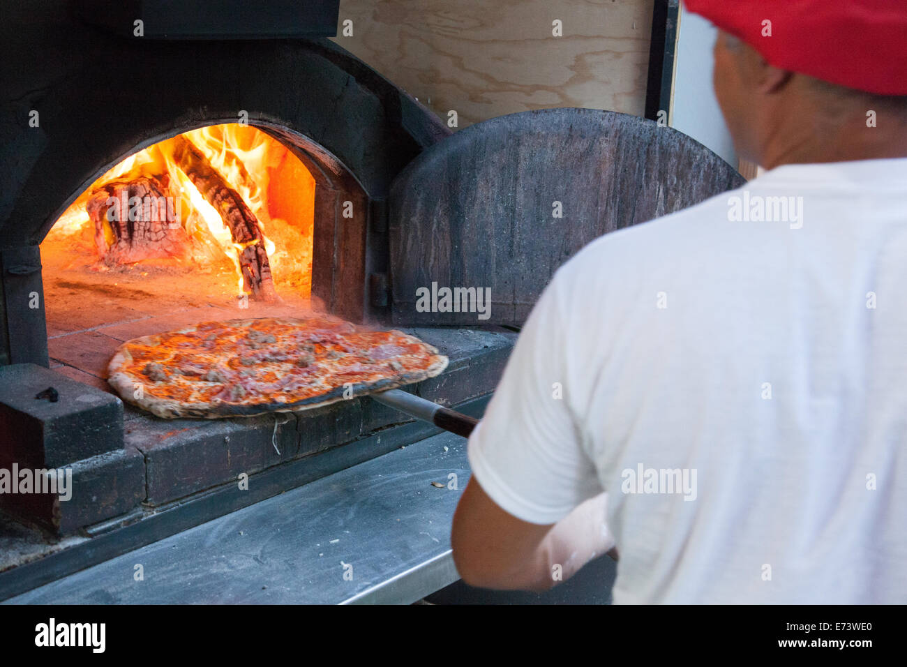HolzofenPizzaOfen im italienischen restaurant Stockfotografie Alamy