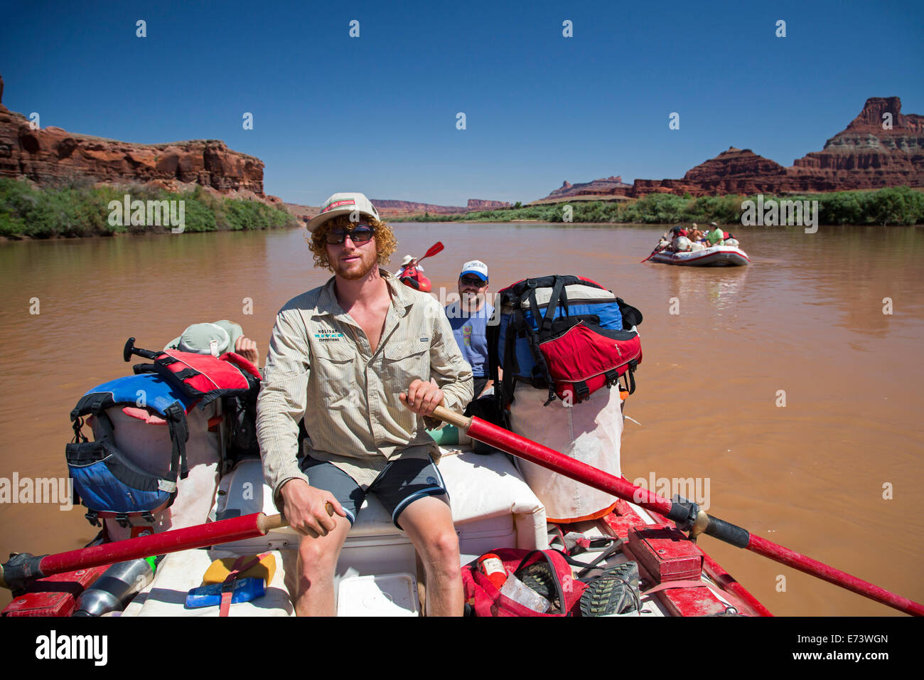 Canyonlands National Park, Utah - Julian Springer, ein Leitfaden für Urlaub Fluss Expeditionen, rudert ein Floß auf dem Colorado River. Stockfoto