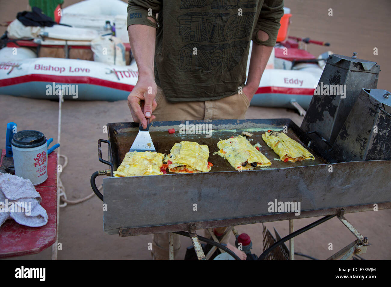 Canyonlands National Park, Utah - Flussführer Julian Springer macht Omelettes zum Frühstück während einer Floßfahrt Stockfoto