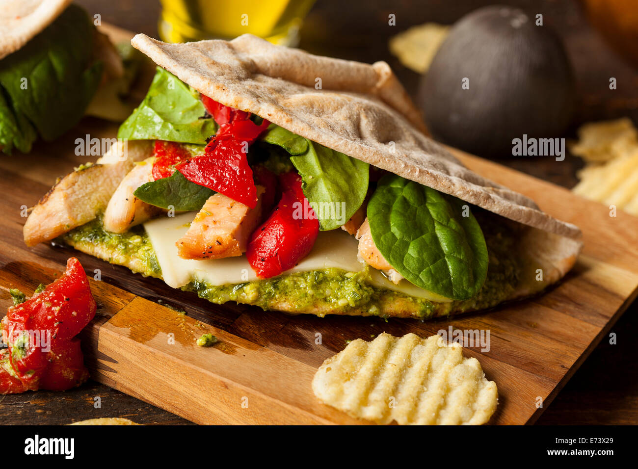 Gesunde gegrillte Hähnchen Pesto Fladenbrot Sandwich mit Paprika und ...