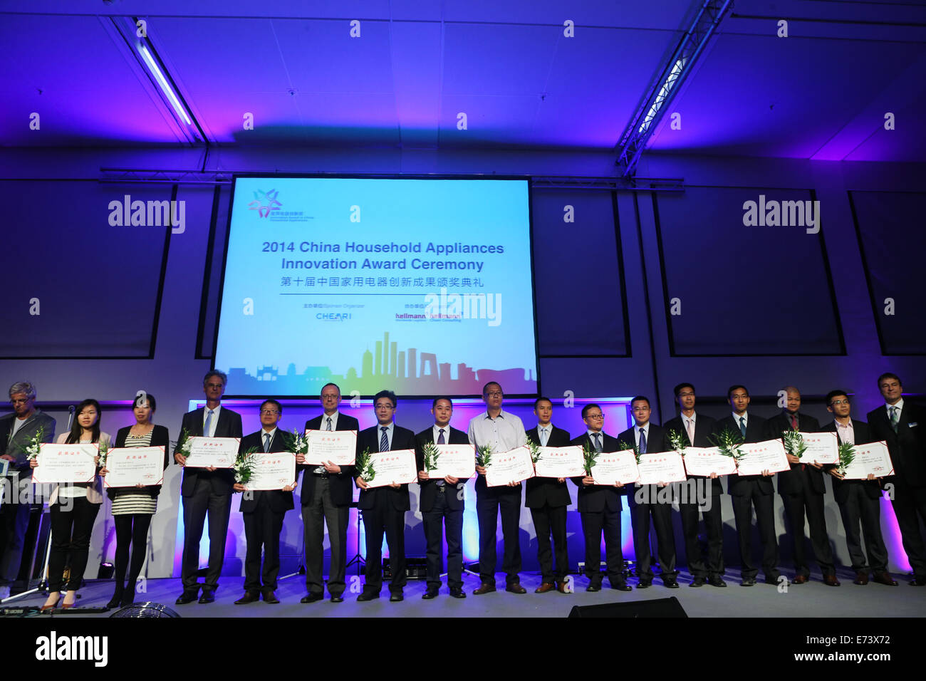 Berlin, Deutschland. 5. Sep, 2014. Vertreter der Unternehmen erhalten den Innovationspreis von 2014 China Haushaltsgeräte während der IFA Consumer Electronic Messe in Berlin, Deutschland, 5. September 2014. © Zhang Fan/Xinhua/Alamy Live-Nachrichten Stockfoto