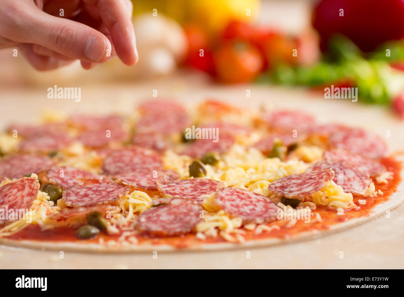 italienische Salami Pizza machen Stockfoto