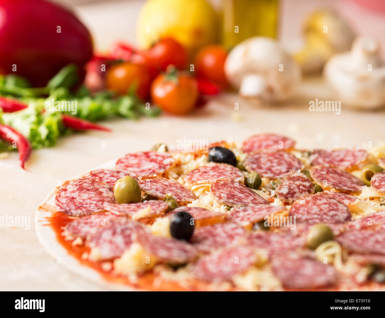 Rohe Salami italienische Pizza mit Kapern Stockfoto