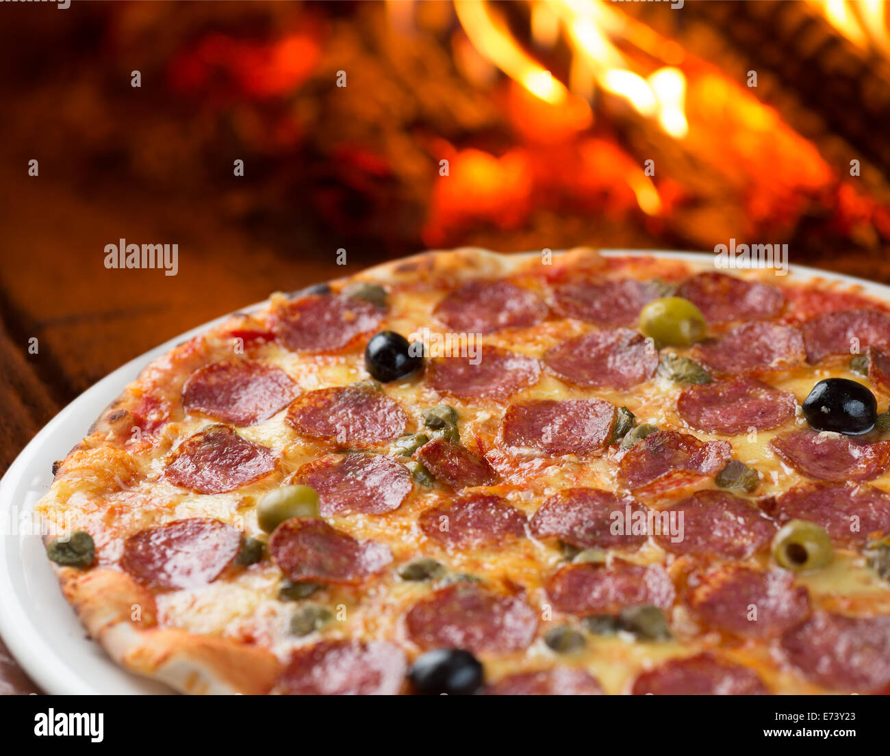 Traditionelle runde pizza -Fotos und -Bildmaterial in hoher Auflösung ...