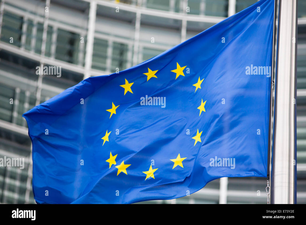 EU-Flagge hautnah vor Berlaymont-Gebäude Stockfoto