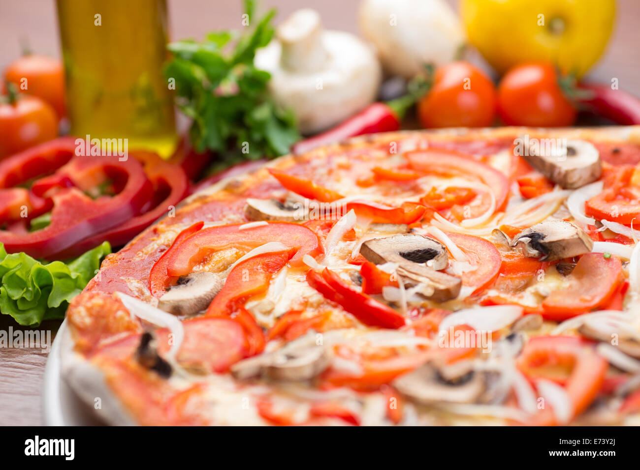 Italienische Pizza mit Pilzen und Zwiebeln auf Holztisch Stockfoto
