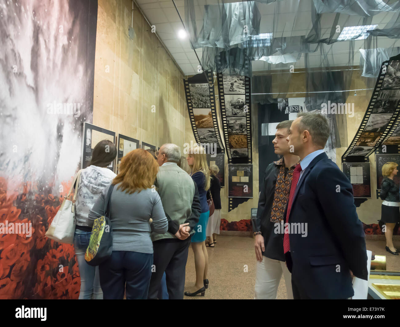 Völker zeigt Ausstellung. --Die Ausstellung widmet sich den 100. Jahrestag der Anfang der ersten und den 75. Jahrestag des Beginns des zweiten Weltkrieges, sowie die bereits historische Ereignisse in modernen Ukraine Ende 2013 / 2014. Die Eröffnungsfeier nahmen die Minister der Kultur Eugene Nischuk Stockfoto