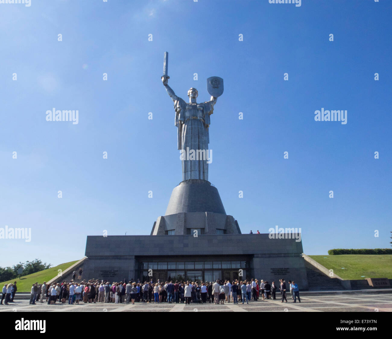 Og Ausstellung--die Ausstellung widmet sich den 100. Jahrestag des Beginns der ersten und den 75. Jahrestag des Beginns des zweiten Weltkrieges, sowie die bereits historische Ereignisse in modernen Ukraine Ende 2013 / 2014 eröffnet. Die Eröffnungsfeier nahmen die Minister der Kultur Eugene Nischuk Stockfoto