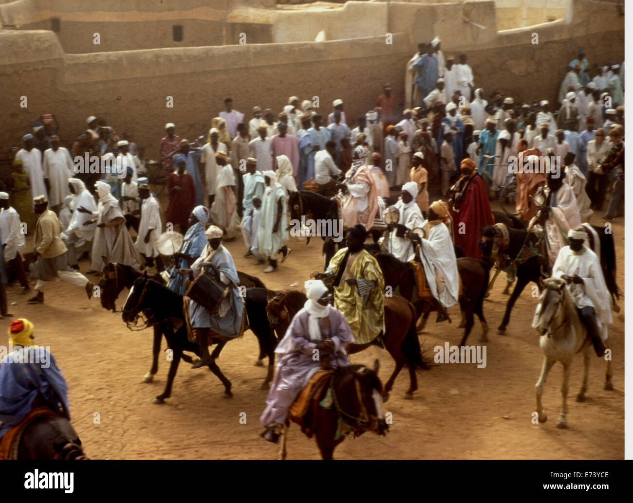 Parade von Adligen auf dem Pferderücken anlässlich der Eid-Feierlichkeiten in Kano, Nigeria, in den 1970er Jahren Stockfoto