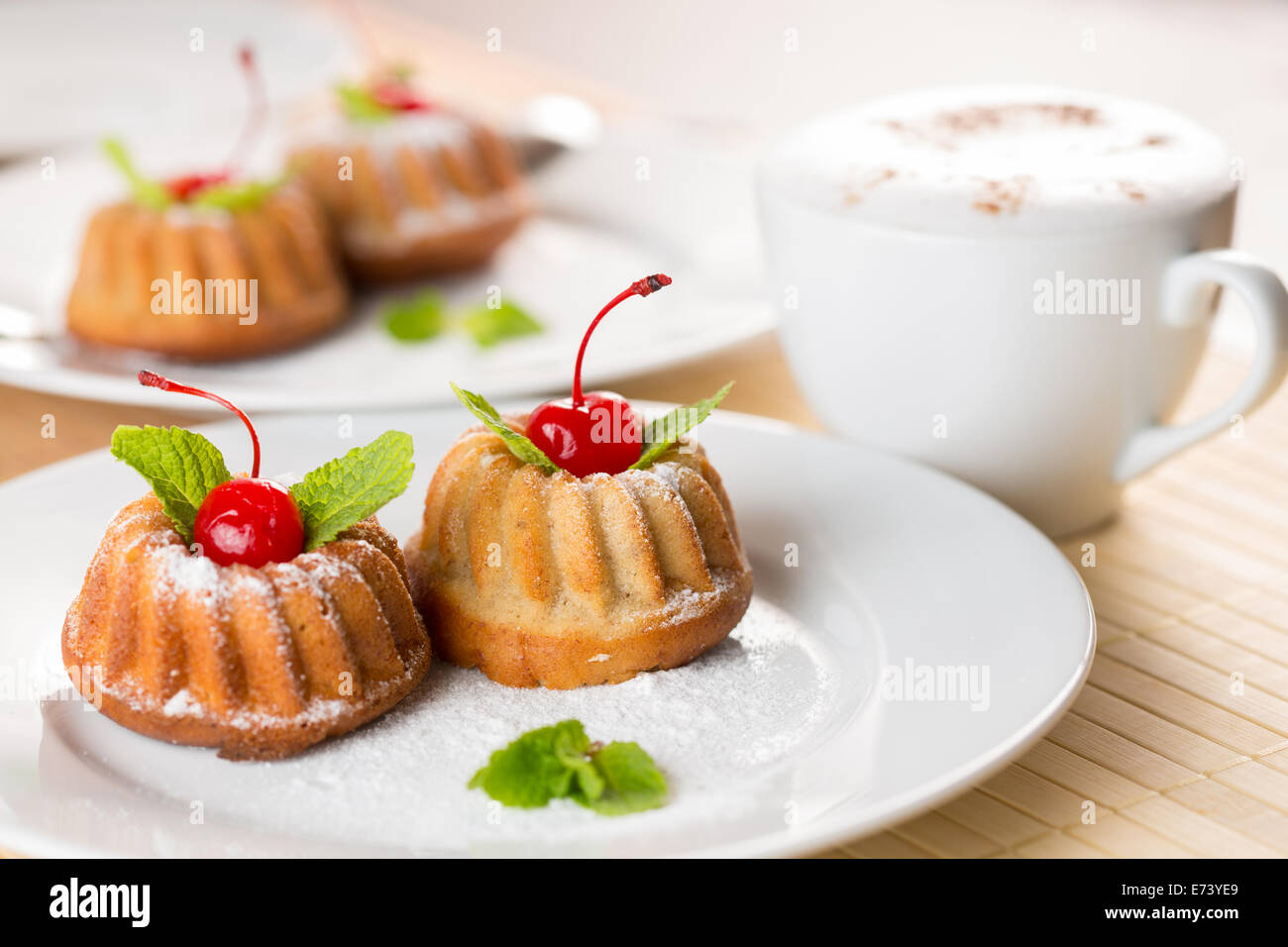 Torten-Dessert mit Cappuccino Kaffee am Tisch Stockfoto