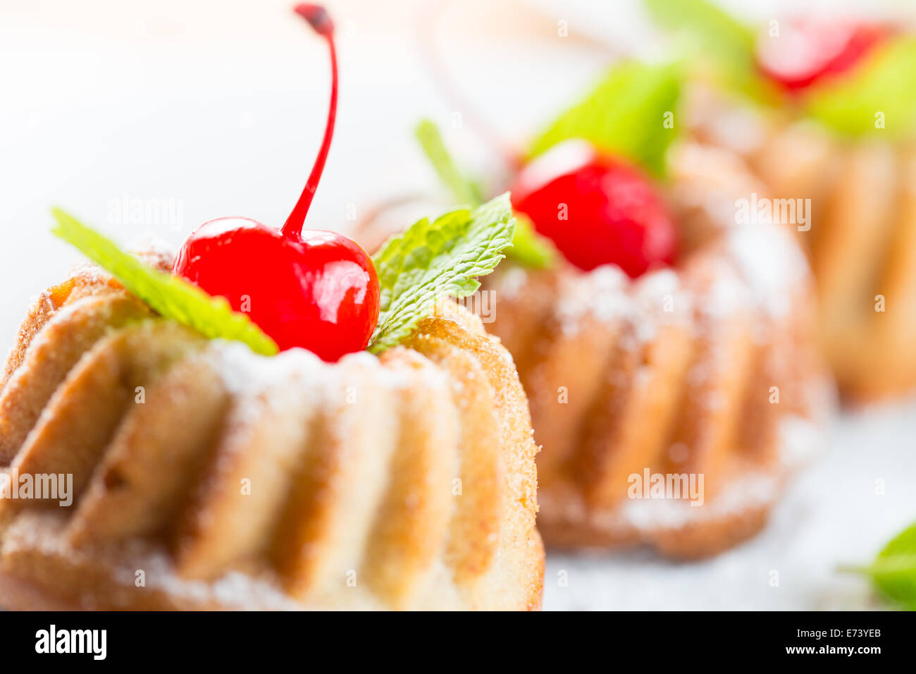 Kuchen Dessert Closeup mit Kirsche Stockfoto