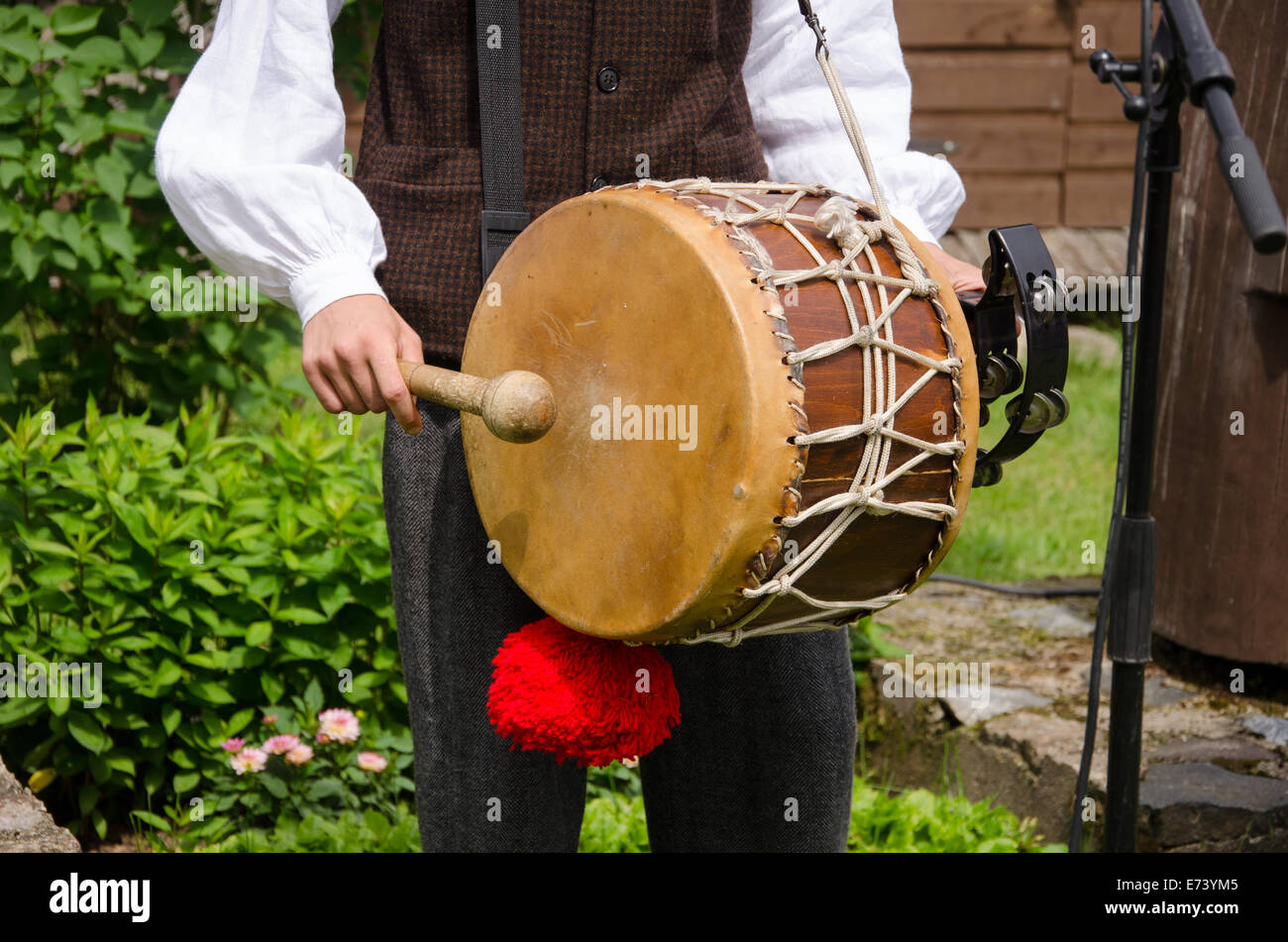 Schlagzeuger spielen Volksmusik mit Trommel und Stick in ländlichen Dorffest. Stockfoto