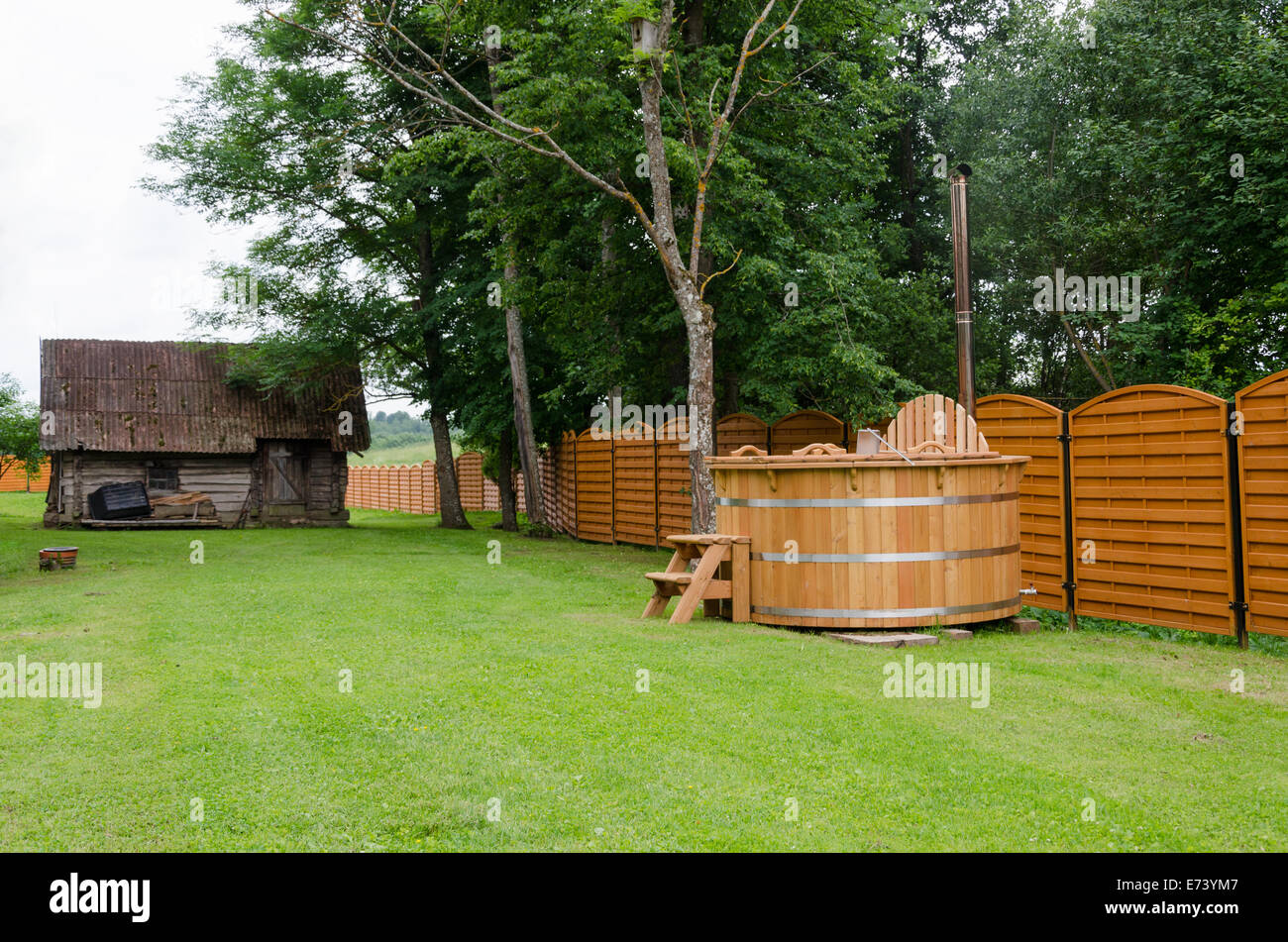 neue moderne hölzerne Whirlpool Wasser ländlichen Hof. Badehaus im freien Vergnügen. Stockfoto