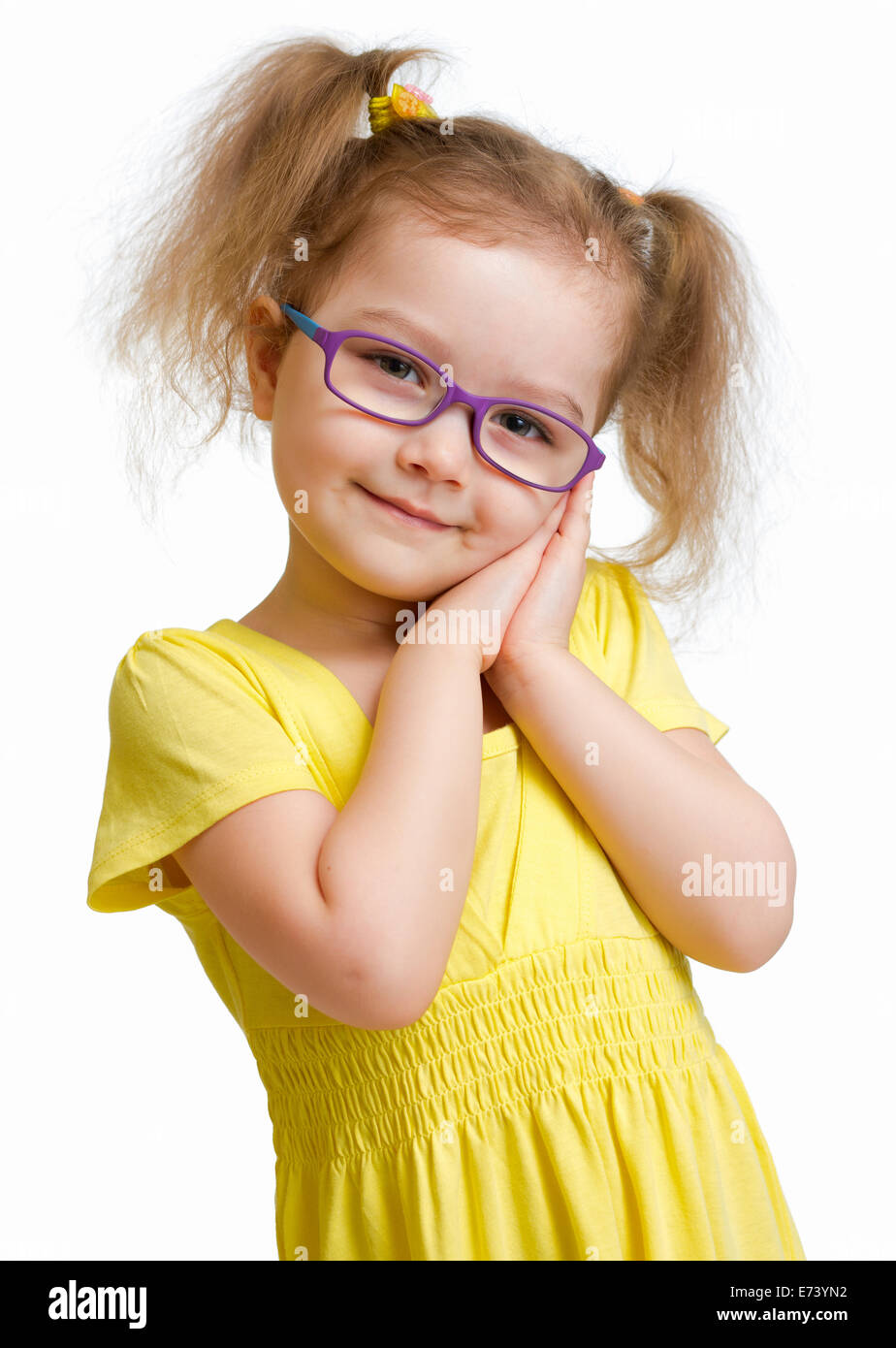 Entzückenden Kind in Gläsern isoliert auf weiss Stockfoto