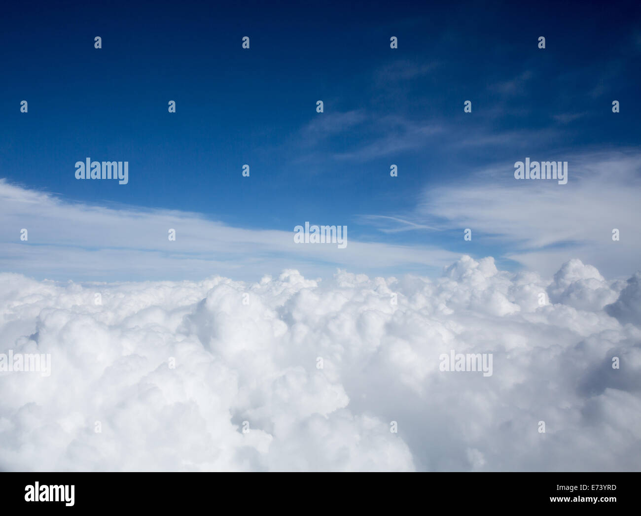 schöne Wolke Himmel hinter Flugzeugfenster Stockfoto