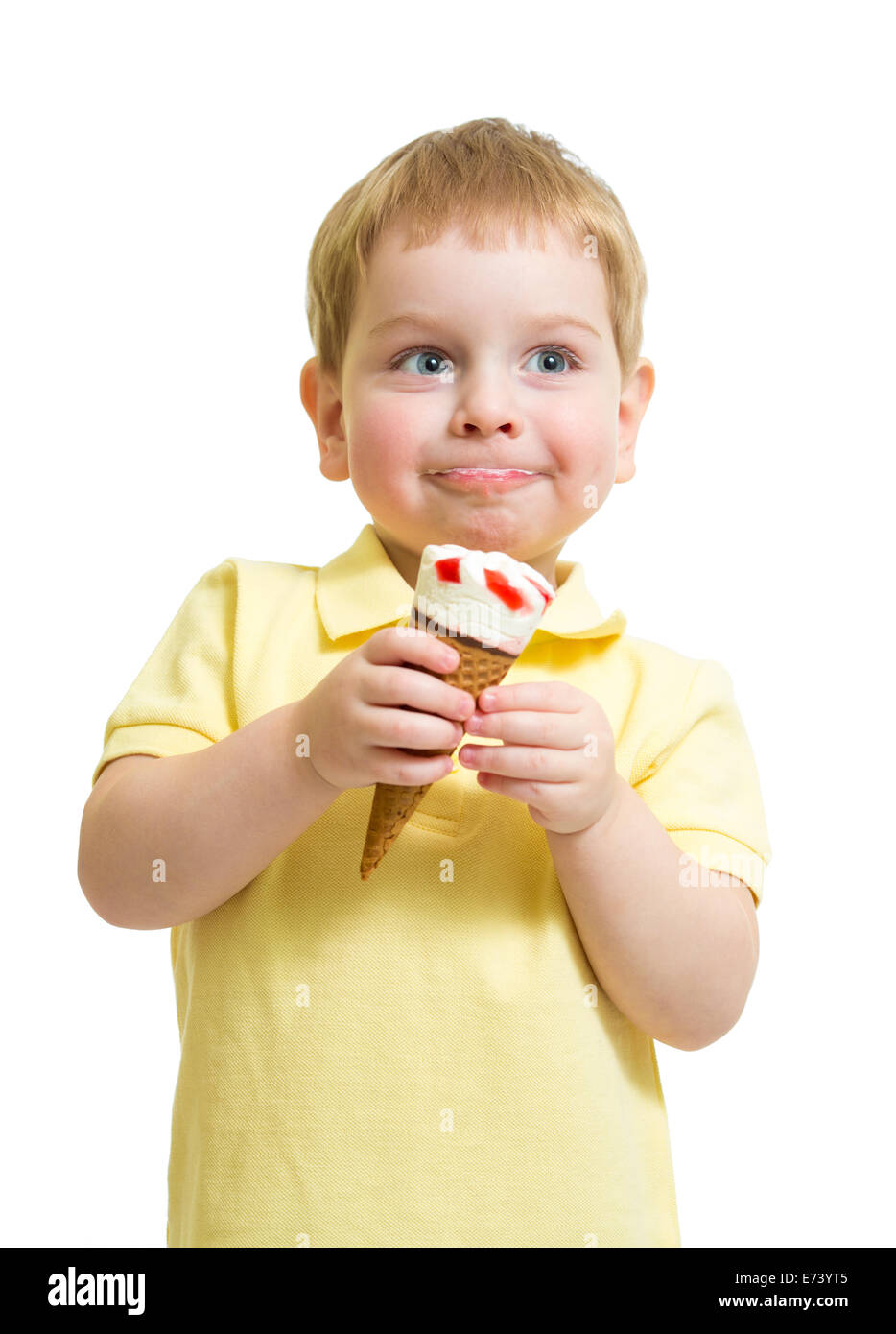 Kid Boy Eis essen mit Freude isoliert auf weiss Stockfoto