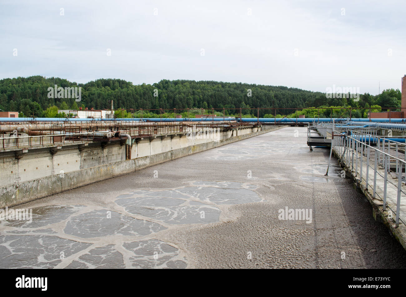 Moderne Behandlung Reinigung Pflanze Abwasser Abwasser Belüftung Wasserbecken sprudelt und große Rohre Schlag Sauerstoff. Verschmutztes Wasser sauber Stockfoto