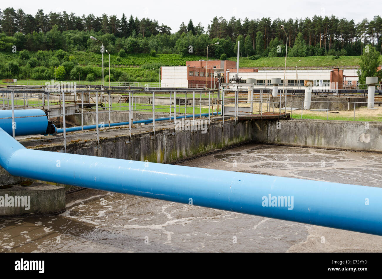 Abwasser Abwasser Becken sprudelnden und große Belüftungsrohre Einblasen von Sauerstoff. Verschmutztes Wasser Reinigungs-Technologie. Modernen behan Stockfoto