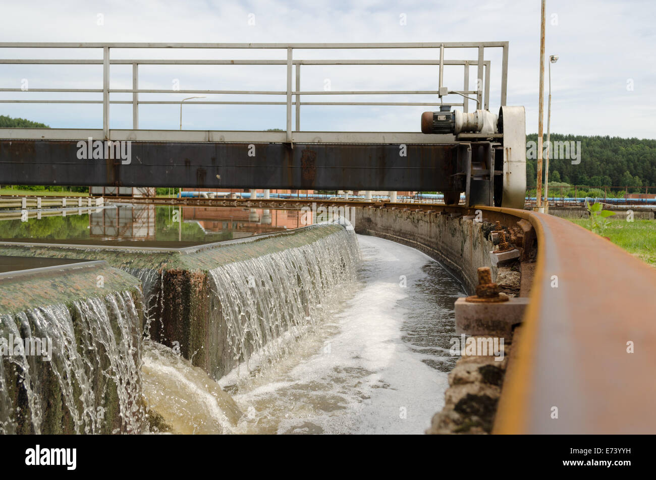 Abwasser Behandlung Mechanismus dreht und Filtern von Wasser-Strömung im Becken. Stockfoto