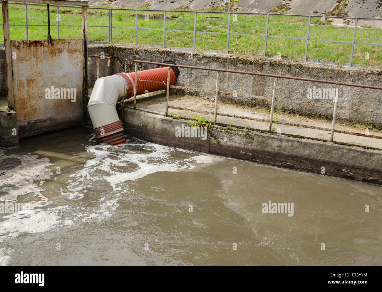 Alle Abwässer der Stadt Abwasser und Müll fließen durch Rohr Schlauch in Richtung Wasser Reinigung Behandlungsstufen. Stockfoto