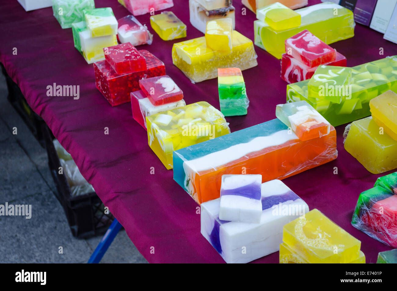 multicolor handgemachte Naturseife Tablet mit Heilkräutern im outdoor-Markt verkauft. Herbst Stadt fair. Kunden waren zu kaufen. Stockfoto